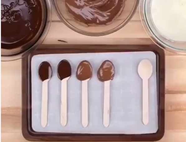 ВИДЕО: Ги намачка лажиците со чоколада – направи нешто неочекувано