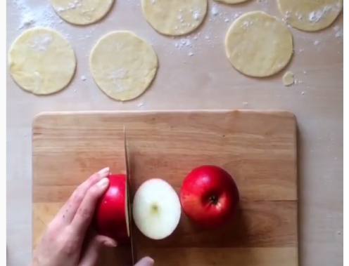 ВИДЕО: Исече јаболка па ги замота во тесто – доби деликатес