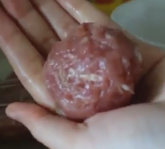 ВИДЕО: Стави варено јајце во месо па го завитка – го доби ова