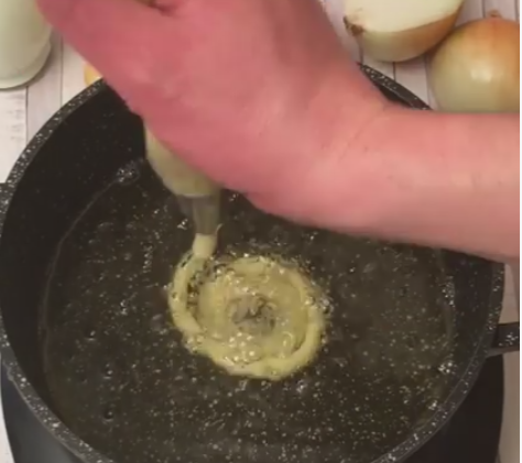 НА ОВА НЕ СТЕ СЕ СЕТИЛЕ: Ги стави компирите во шприц за готвење