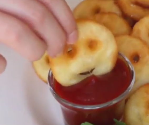 ДЕЛИКАТЕС: Свари компири па направи тесто од нив – не сте го пробале ова