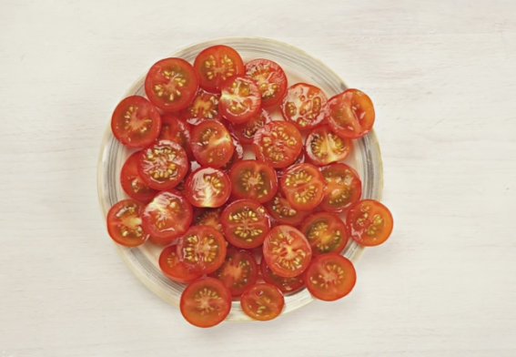 ТРИК НА ГОДИНАТА: Исечете 20 домати за 5 секунди