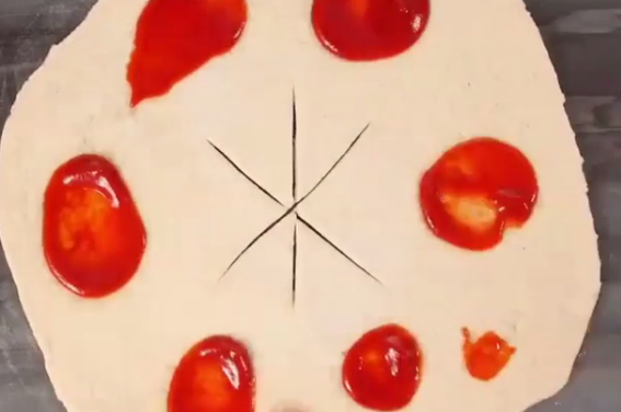 ВИДЕО: Ваква пица не сте јаделе – ја расече на средината , а потоа…