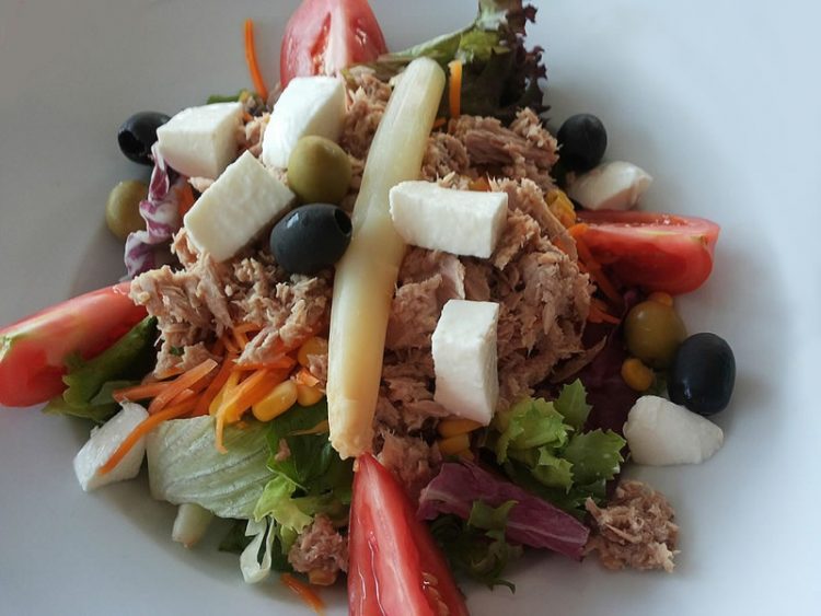 Ручек без печење на горештините: Брза и освежувачка туна салата, само сецкате и мешате