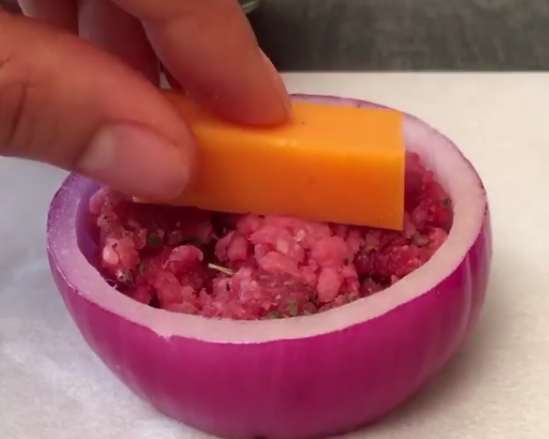 ВИДЕО: Пресече кромид па го наполни со месо – го доби ова