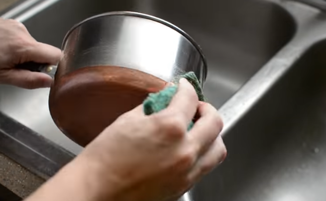 НЕМА ДА ВЕРУВАТЕ: Ги изми садовите со кечап – еве како