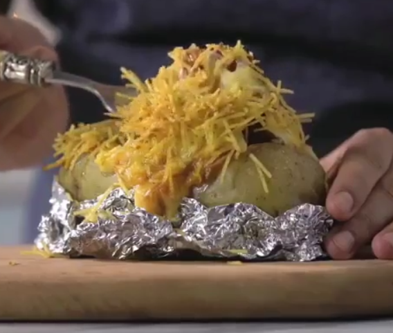 ВИДЕО РЕЦЕПТ: Завитка компири во фолија – повкусни не сте пробале