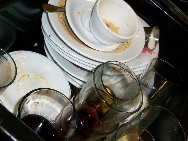 Вака исчистете ги замастените садови – евтин трик да немате нервози во кујна