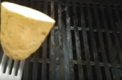 Погледнете зошто скарата се премачкува со компир – од сега и вие ќе го направите истото