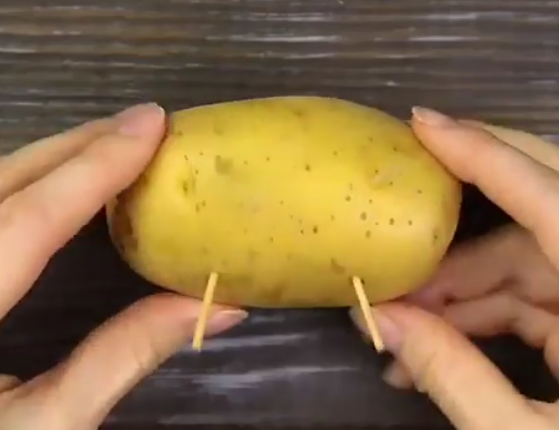 Стави чепкалки во компирот па го стави во микро – резултатот е ова