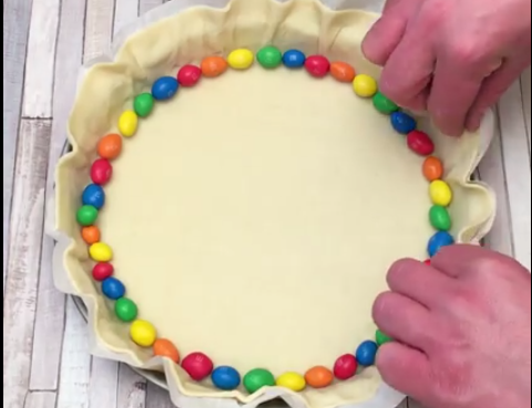 ВИДЕО: Бонбони и овошје – повкусна торта не сте пробале а изгледот чиста 10ка