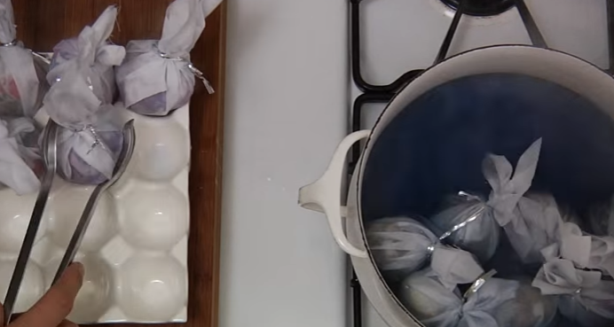 ВИДЕО: Заборавете на бојата – ги замотала јајцата во свила, ги сварила и добила нешто ФАНТАСТИЧНО