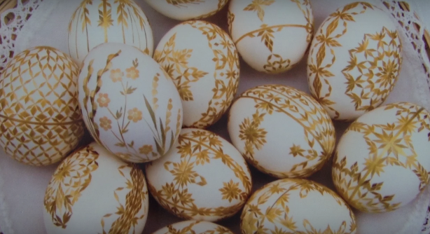 ВИ ТРЕБААТ САМО УКРАСНИ ТРАКИ: Врвот на декорациите на велигденските јајца