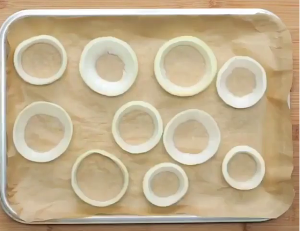 Ако ви здодеа да јадете едно исто: Исече кругови кромид па ги наполни – ДЕЛИКАТЕС