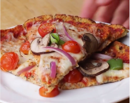 ШАРЕНА, БРЗА, ВКУСНА: Оваа пица нема тесто, не се меси – еве што е тајната