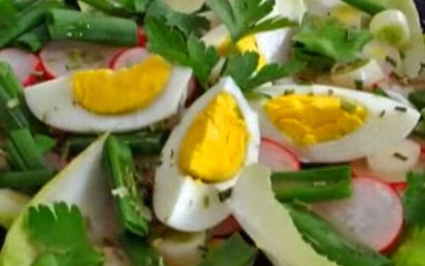 Не фрлајте јајца по Велигден: Салата од ротквици и јајца