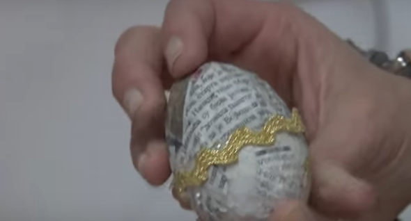 ВИДЕО: Не ги фрлајте – зема стари весници и ги офарба јајцата со нив