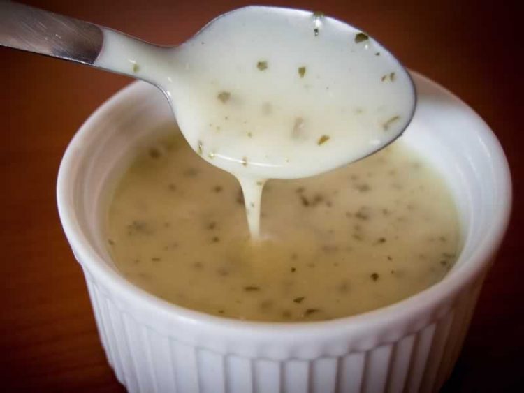 Крем сос со јогурт за месо – Совршен е врз ќофтиња