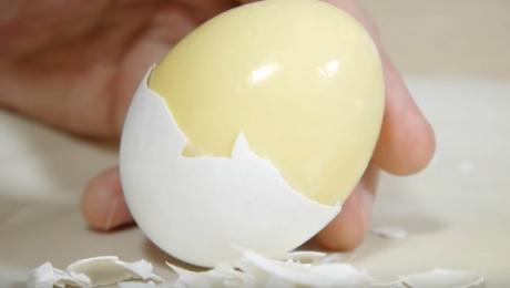 НЕВЕРОЈАТНО: Направете кајгана без да го скршите јајцето