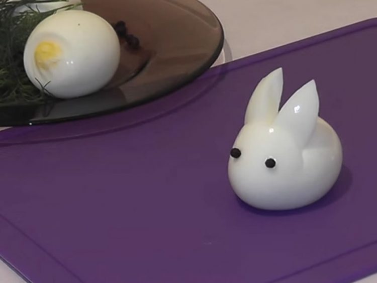 Еве како да направите велигденски зајак од само едно јајца! (ВИДЕО)