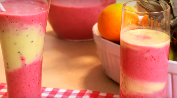 Поздраво и од смути: Почнете го денот со домашен овошен јогурт