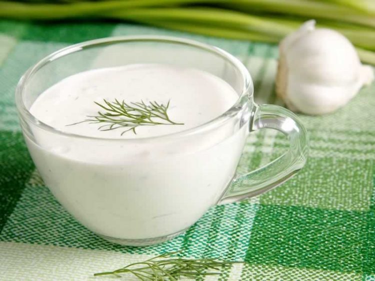 Лесна и вкусна салата: Краставици со јогурт