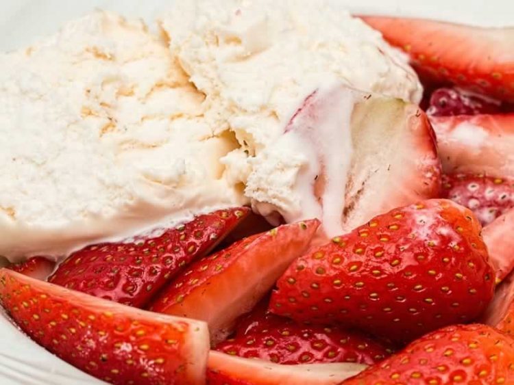 Домашен сладолед од јагоди од само 3 состојки (Видео)