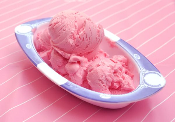 ДОАЃААТ ГОРЕШТИНИТЕ: Направете највкусен сладолед од јагода