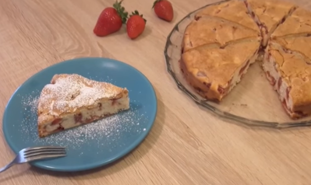Десерт за 5 минути: Најбрзиот колач со јагоди – ЕВТИН И ВКУСЕН