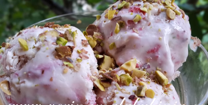 Рај за сите сетила: Сладолед со малини и фстаци