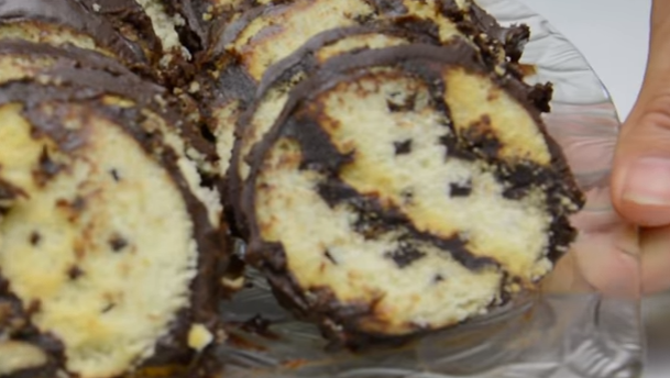 Нема печење, мачење и стоење на горештините – зебра чоколаден колач