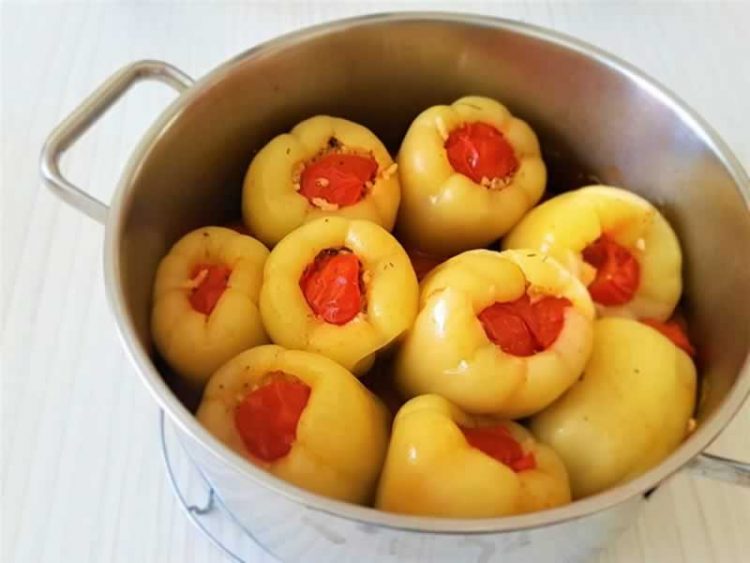 Пиперки полнети со павлака: Вкусно и кремаво мезе на трпеза