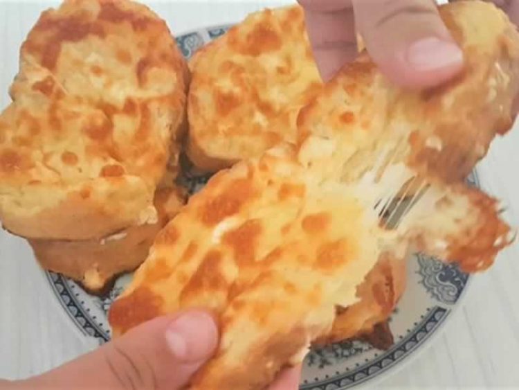 Брзи погачици со сирење од матено тесто: Печиво кое не треба да го месите и да чекате да нарасне