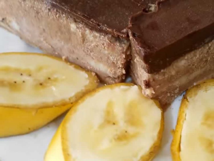Чоколадни коцки со банана – Матите со миксер, па ладите