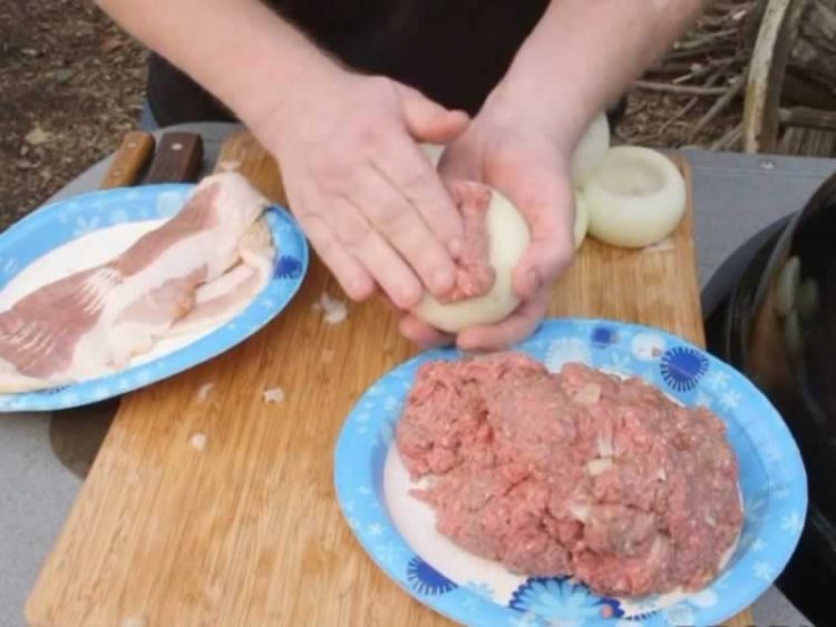 Наполнете главица кромид со мелено месо и замотајте ја во сланина: Јадење кое остава без здив! (ВИДЕО)
