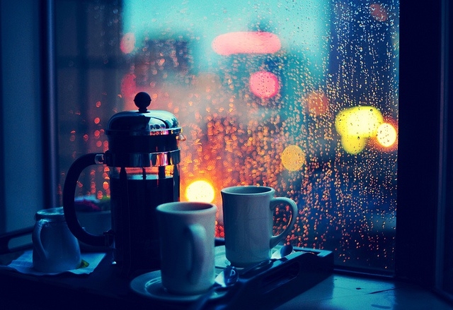 Дождливо прво утринско кафе – темно и студено во Македонија, до кога ќе врне?