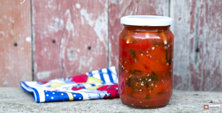 Нов вкус на зимницата: Обарени пиперки во доматен сос