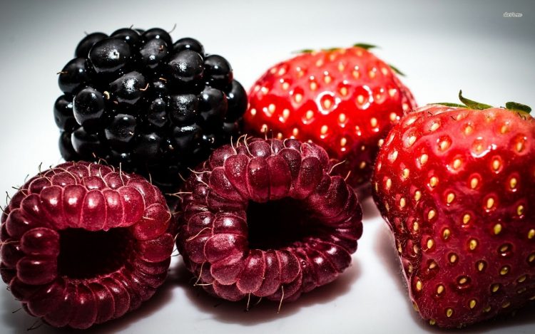 Боровинки, малини, јагоди и капини – Чинија полна антиоксиданси