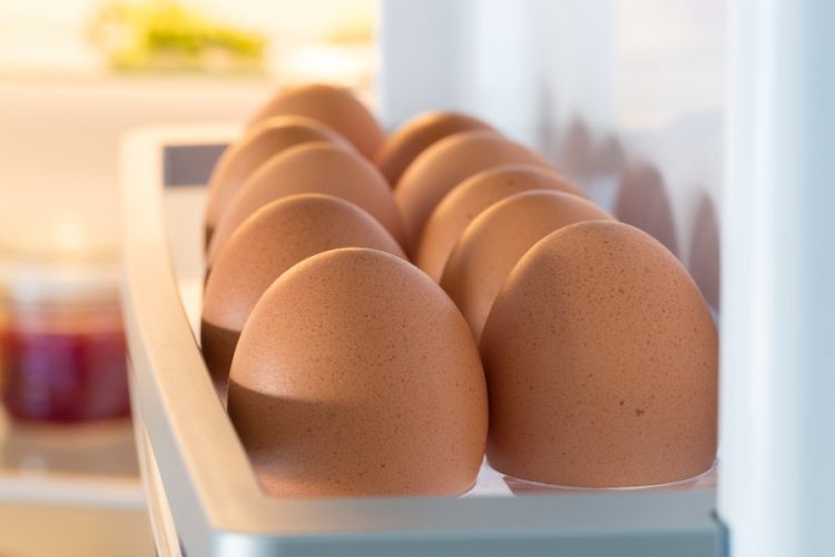 Ги чувате јајцата на вратата од фрижидерот – голема грешка