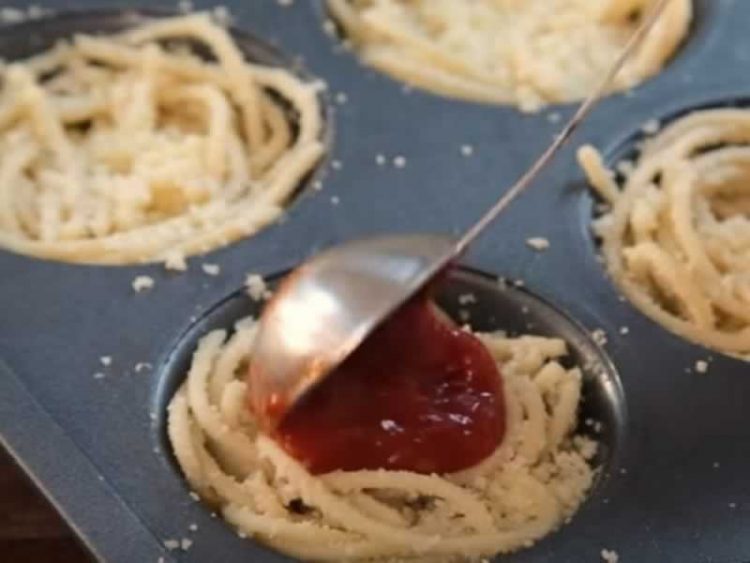 Ставила шпагети во калап за мафини: Од крајниот резултат ќе се воодушевите! (Видео)