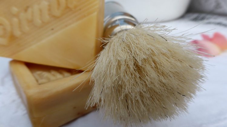 Кожата е мека, бричењето никогаш полесно – Замена за пена за бричење од кујната