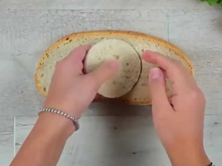 Направила дупки во лебот и подготвила фантастичен оброк: Ќе го правите секогаш! (Видео)
