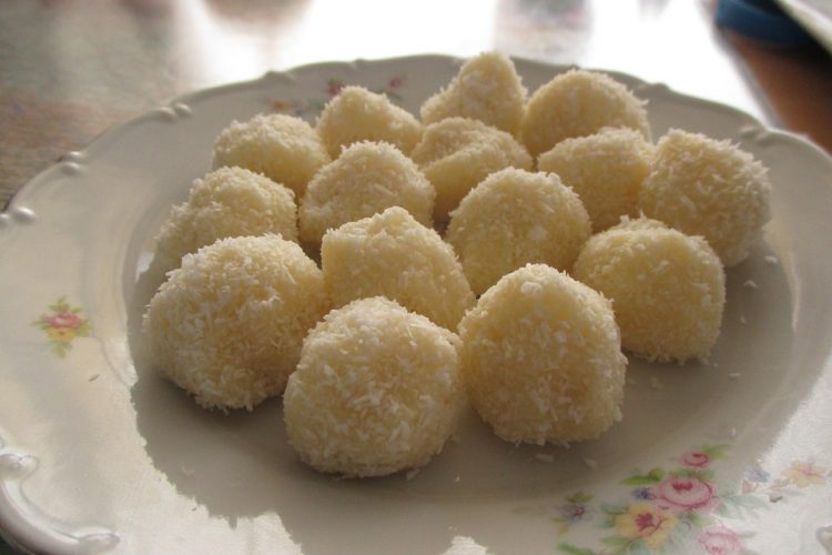 Едноставни кокос топчиња: Уживајте во неодоливиот рафаело десерт