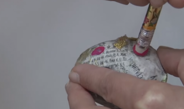 Видео: Наместо да ги фрлите – офарбајте јајца со стари весници