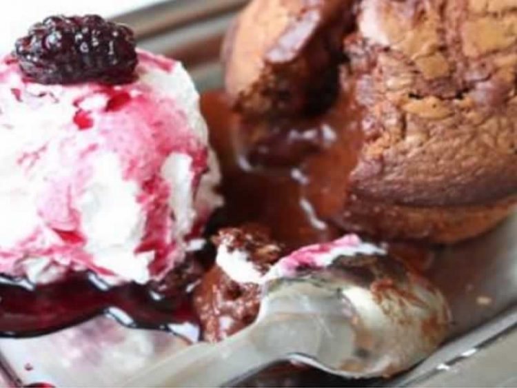 Најбрзиот можен десерт: Топло ладен колач (Видео)
