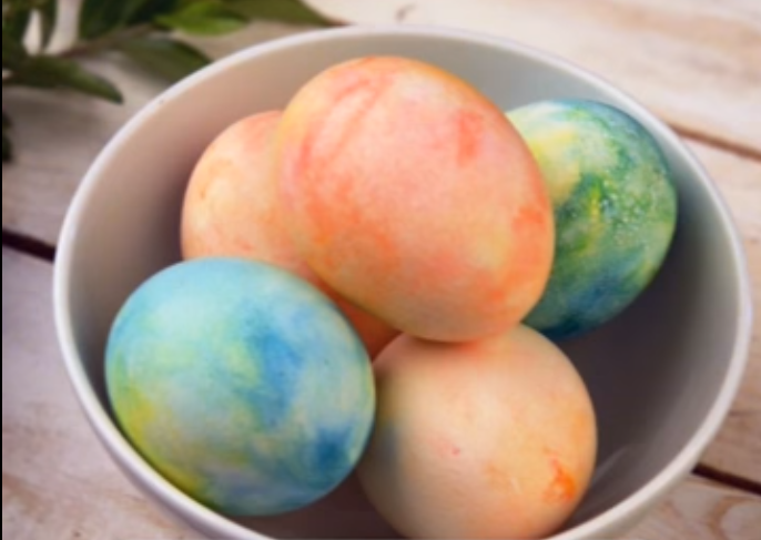 Видео: Никогаш не би се сетиле да офарбате јајца вака – Готови за минута