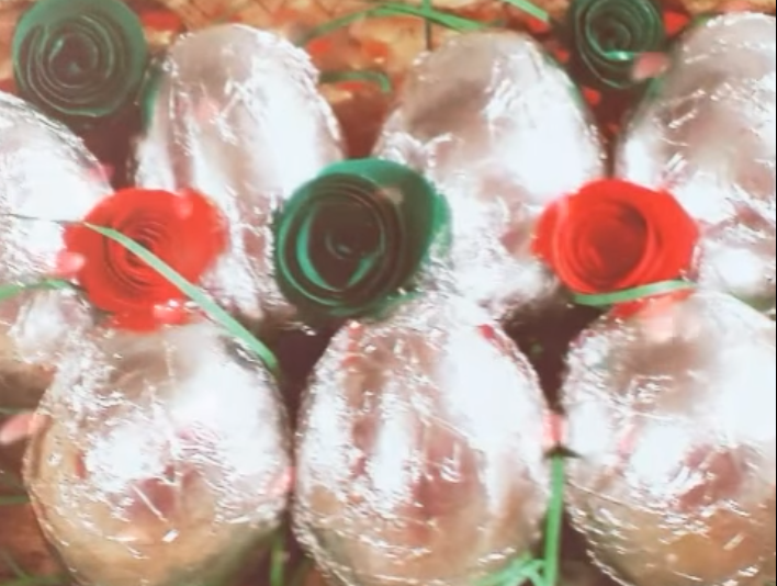 Видео: Ги завитка велигденските јајца во фолија – за посебна велигденска кошница