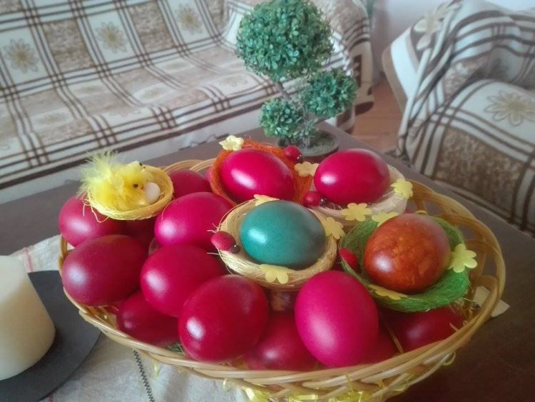 Офарбајте јајца со лушпи од кромид – Брза и лесна идеја, бојата прекрасна