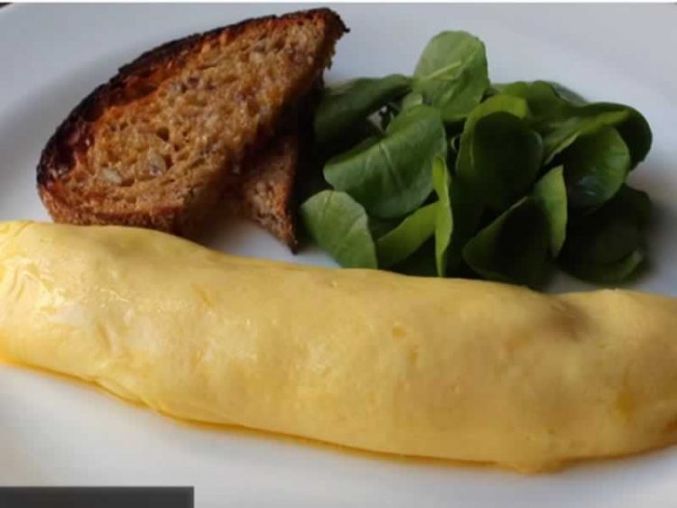 Француски омлет: Најубав и најлесен начин за подготовка на јајца (Видео)