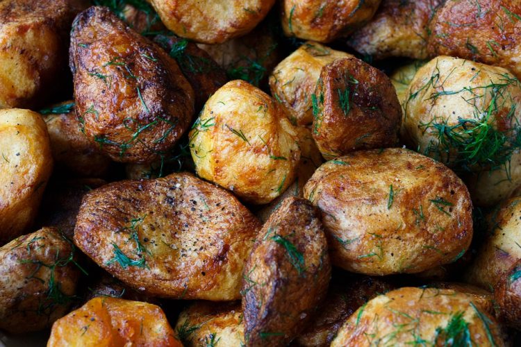 Цело маало ќе мириса: Највкусните и најбрзи печени компири со многу зачини